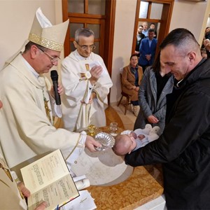 Biskup Šaško krstio peto dijete obitelji Sandelić i obitelji Vujić